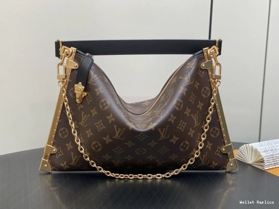 Affordable VUITTON Lucky LOUIS Trunk 0822